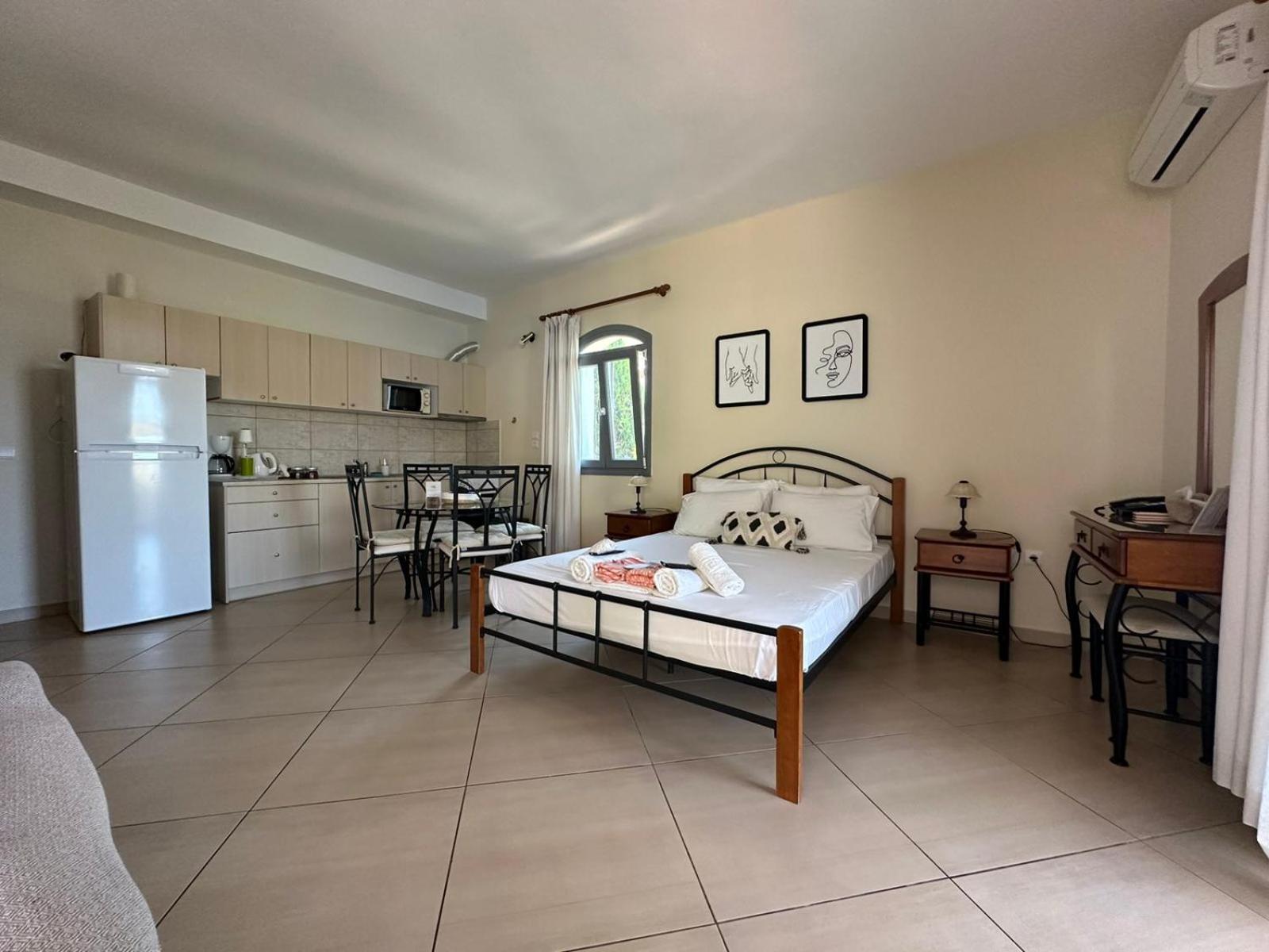 Louiza Apartments Pyrgi  Esterno foto